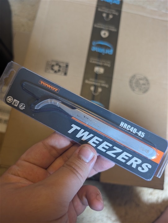 Eagle beak tweezers (in packaging)